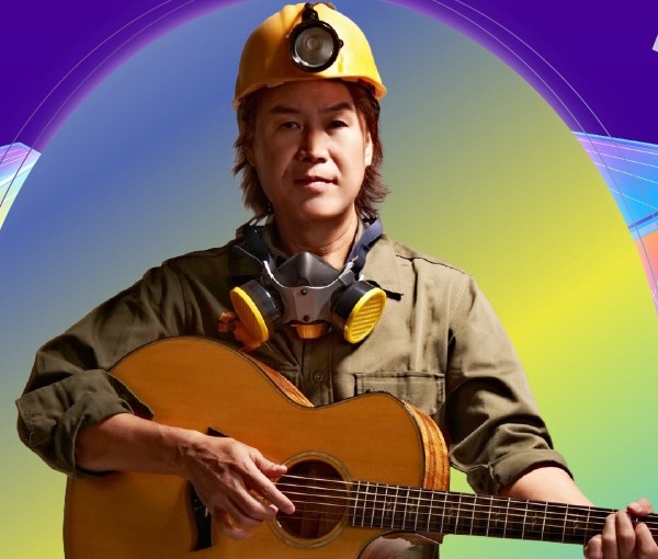 吉董吳永吉抱吉他演唱宣傳照